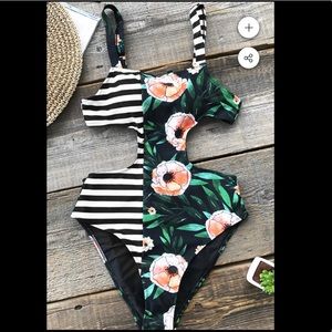 Cupshe High Leg Poppy One-piece Swimsuit - M